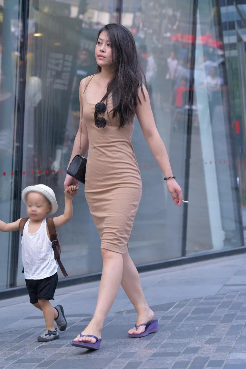 街拍：有气质迷人风韵的性感辣妈非常动人无比