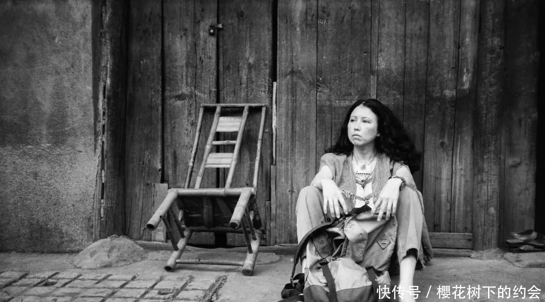 同样是出游,为何中国人热衷拉行李箱,欧美人却喜欢背大包?