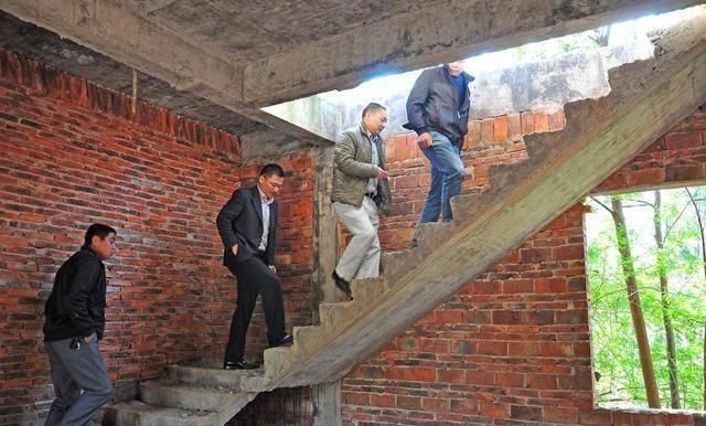  [禁用]村干部严查红砖建房，农民不明白，质量那么好，为什么要