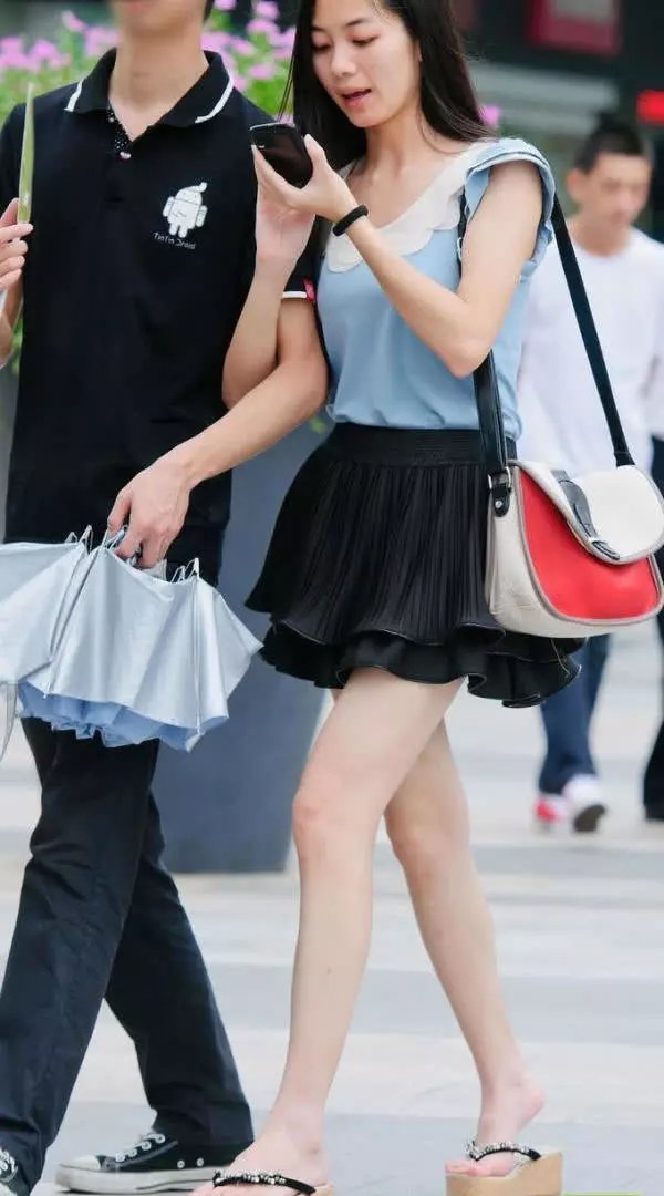 气质甜美的小姐姐穿搭清新T恤很是俏皮，搭配百褶超短裙大秀美腿