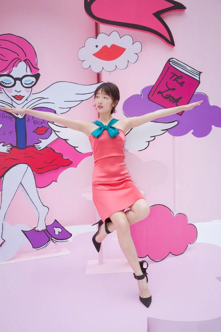 周冬雨太拼了，身材没料穿抹胸裙好尴尬，网友:看着像小学生