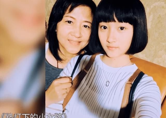  『令人感动』关晓彤晒儿时与母亲合影发文：希望妈妈永远不变老！内情令人感动