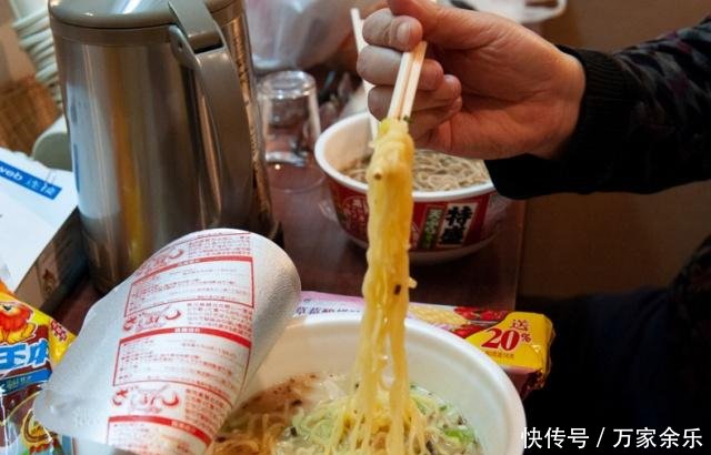 首次出国的中国游客尴尬了，在日本27元买桶泡面，吃时却倒掉了