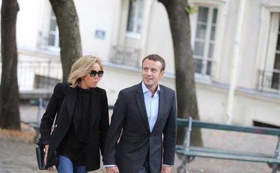 法国第一夫人换发型，剪了刘海还染了头发，网友：不像65岁