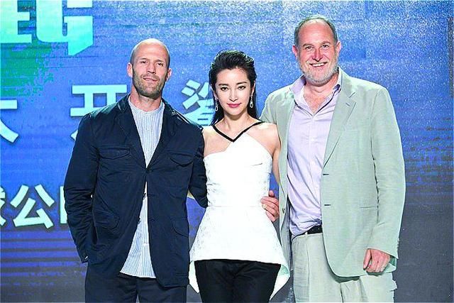 袁立突发了一条微博，再爆光娱乐圈一大丑闻，不知道猛料是真是假