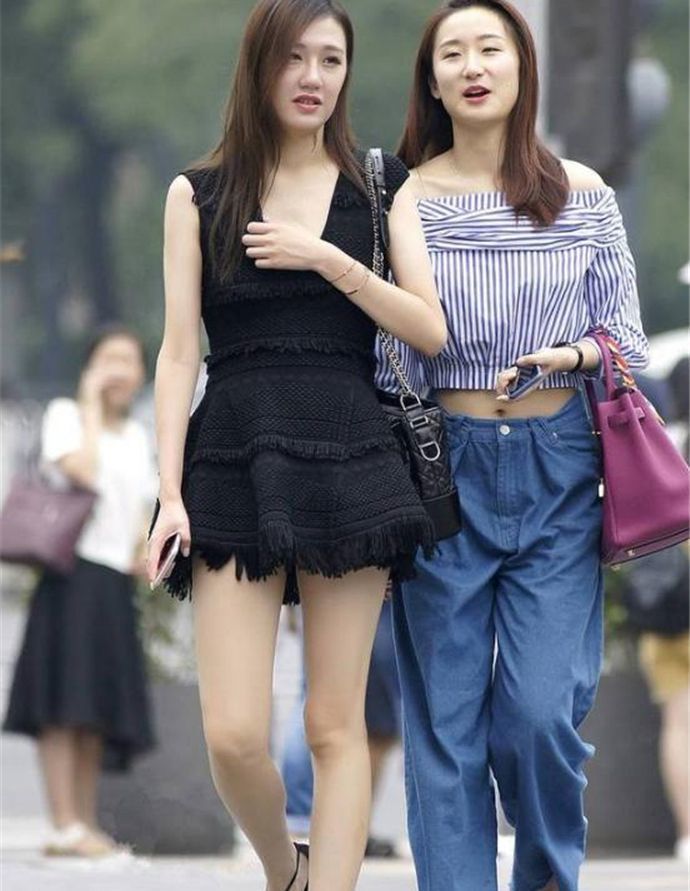  『气质』街拍：小美女身穿套裙，脚踩黑色的高跟凉鞋，显得整体气质非常突出