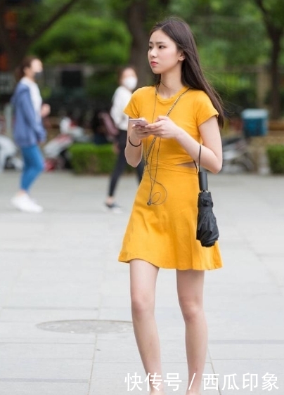 身穿■秀发靓丽的小姐姐身穿花色艳丽连衣短裙尽显迷人风采