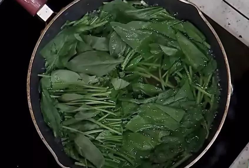  「化栓」菠菜配一物，成了化栓药、强心剂！春天吃最好，可惜很多人吃错