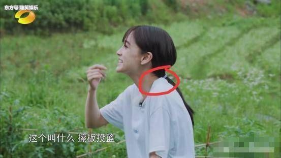 baby秀美背，未修图后背比胳膊黑一个色号，网友:忘打粉了