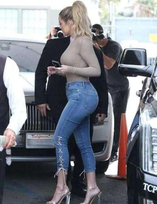 个子不高还有点小丰满的女人，修身裤搭配效果真可谓登峰造极!