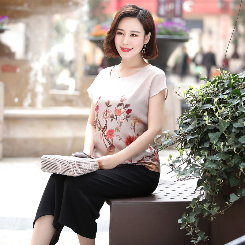 给50岁的妈妈买了这款妈妈装，简约大气还减龄，夏天穿上美极了