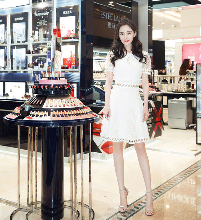 杨幂放弃齐刘海，墨绿色卫衣美回18岁，侧颜完爆刘亦菲