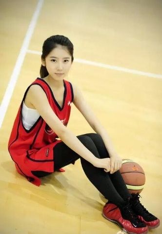 穿粉色短裤的长腿小姐姐打篮球被偷拍，传到网上后爆红!