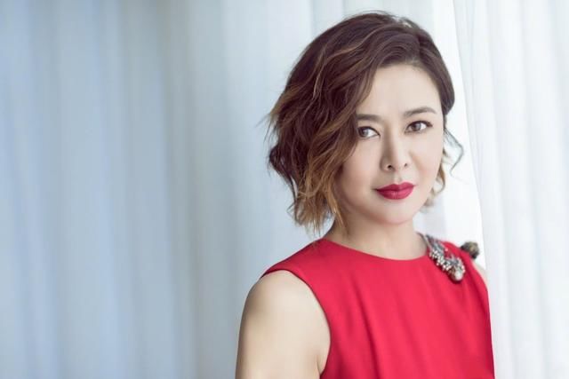 关之琳穿吊带裙太拼了，全身仅用一根绳固定住，网友：56岁也疯狂