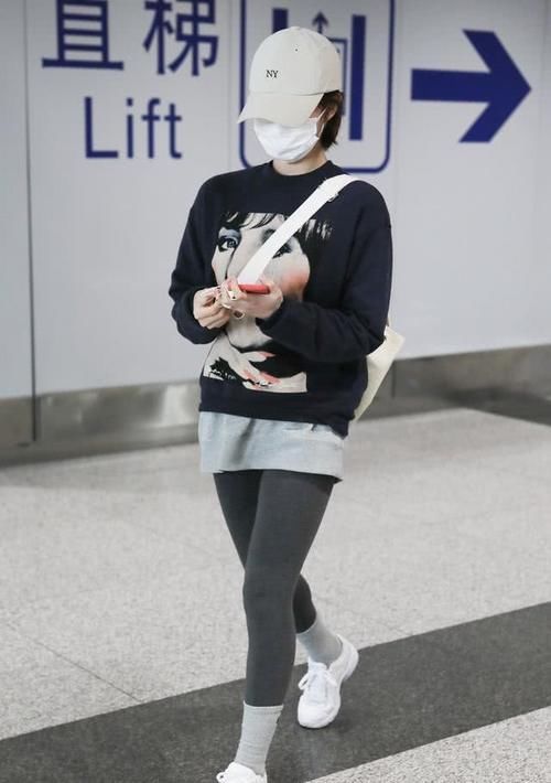  #深蓝色#李子璇真是太潮了，打底裤外穿搭配印花卫衣，一般人学不来