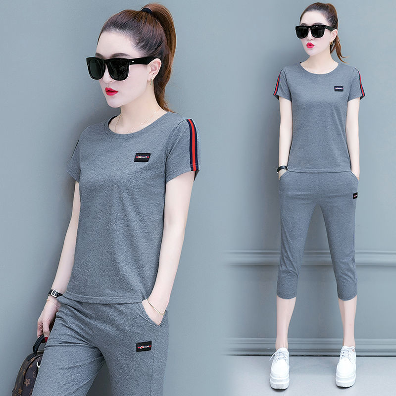 跳广场舞,56岁妈妈不穿裙子,就穿这运动套装,美的路人频回头