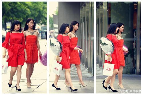 一对身材不同的闺蜜，她们穿着红裙，却搭配不一样的尖头细高跟鞋