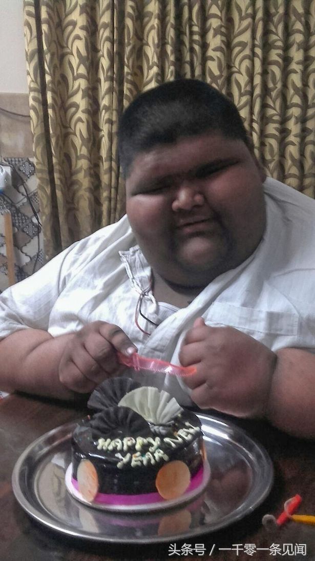 印度14岁小伙体重474斤成世界最胖，看到他爸妈后，这胖的没毛病