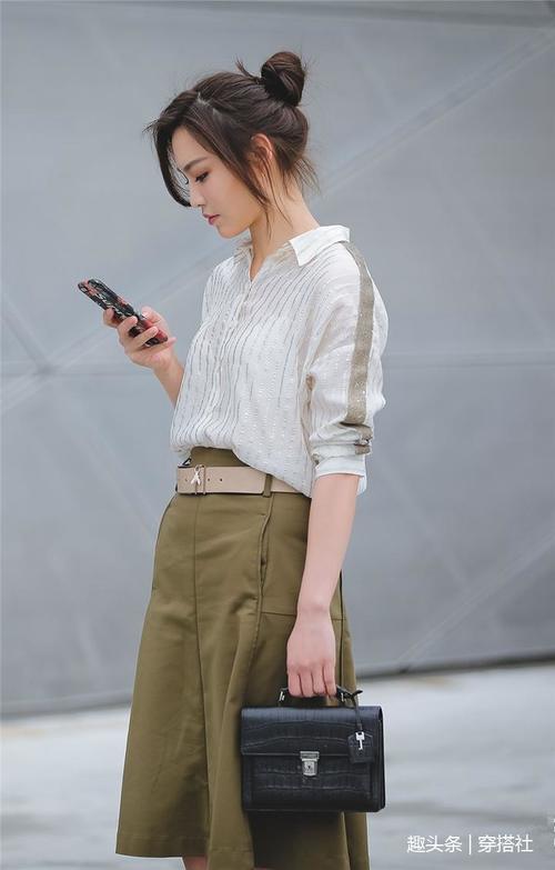 街拍：吸引人的不只有美女的身材与颜值,还有淡定优雅气质