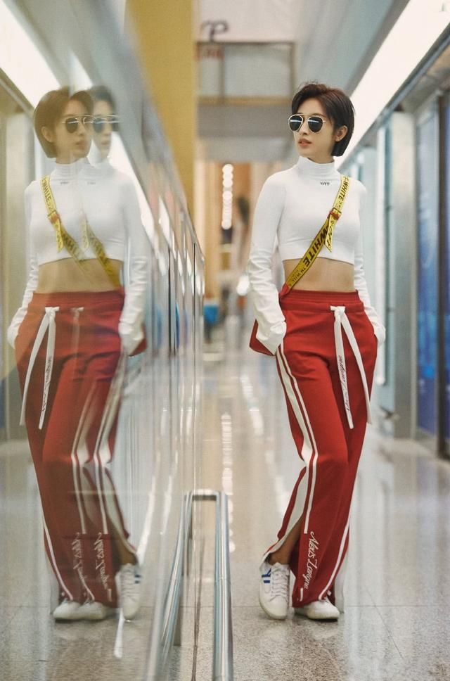 张俪上身只穿了件裹胸,也敢敞开外套狂炫腹,网友:太拼了!