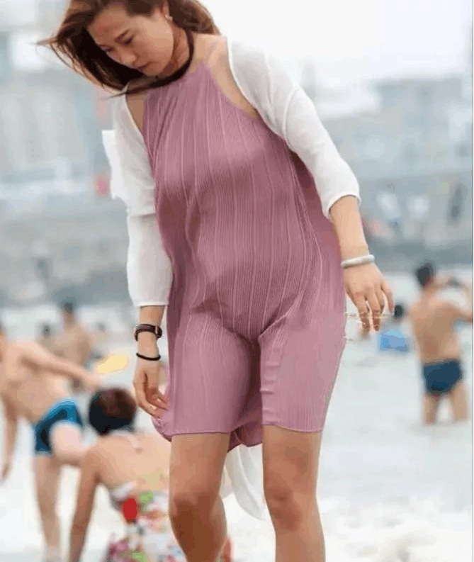 实拍: 清纯美女长裙飘飘结果下一秒悲剧了, 你确定你老公不会和你