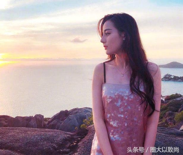 江疏影和迪丽热巴，同穿亮面连衣裙，事业线or大长腿哪个更吸睛？