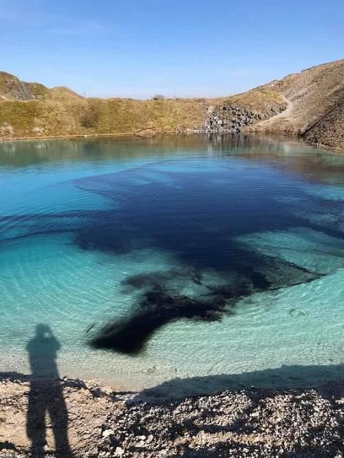  游客■英国警察向蔚蓝湖水中倒“黑色染料”，阻止游客来访，这么美的湖水可惜了