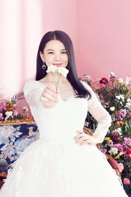 李湘与张柏芝，同穿红色印花连衣裙，差别有点大？