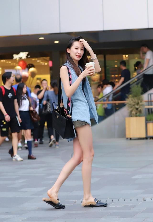 街拍，和闺蜜逛街，撞衫不可怕，谁丑谁尴尬