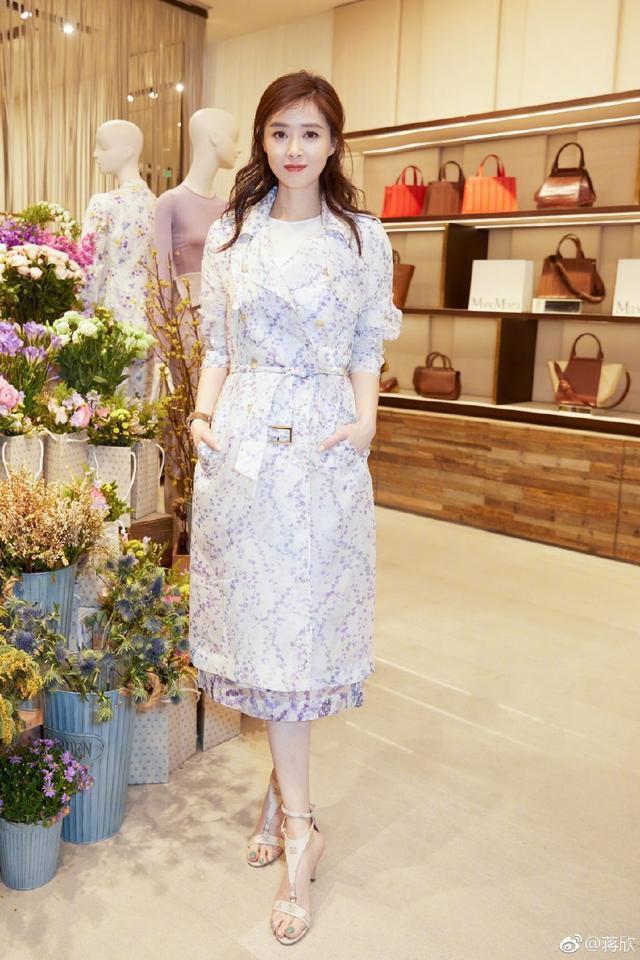 35岁的蒋欣剪了新款发型，这发型也太修饰人了，大饼脸变瓜子脸