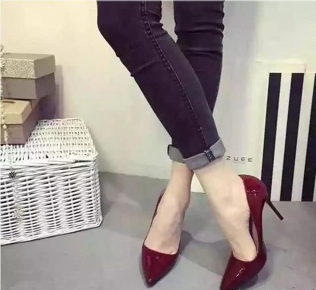 优雅时尚的高跟鞋，代表着女性性感和潮流气韵，倍显摩登潮气