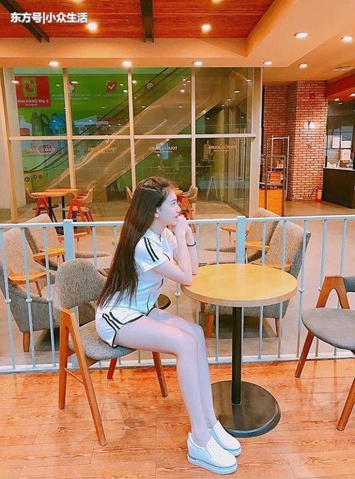 素人街拍: 小姐姐这条淡裸色的长裙,虽然简单,但是大方又优雅