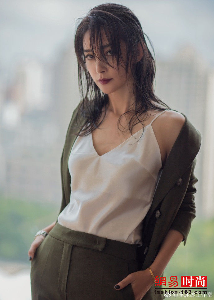45岁李冰冰玩湿发诱惑 穿深V扮性感秀曲线