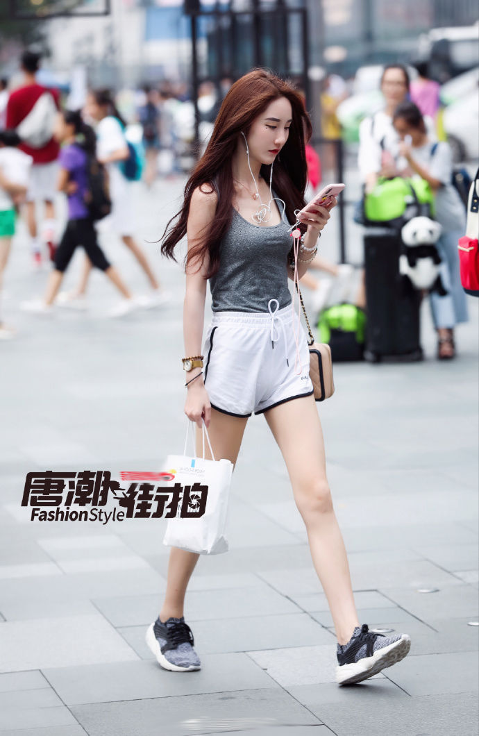 街拍重庆:秋天高贵优雅的穿搭指南，学会了，让你做气质女神!