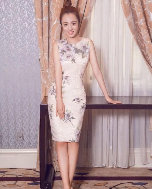 她曾倒追大18岁张嘉译，曾被胡歌浪漫求婚，穿搭时尚唯美！