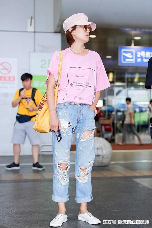 马伊琍难得穿时髦了一回，粉T恤搭破洞裤，网友:只有24岁吧