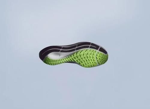  [最新]加厚 Zoom＋全掌 React！Nike 最新“飞马跑鞋”太顶了！
