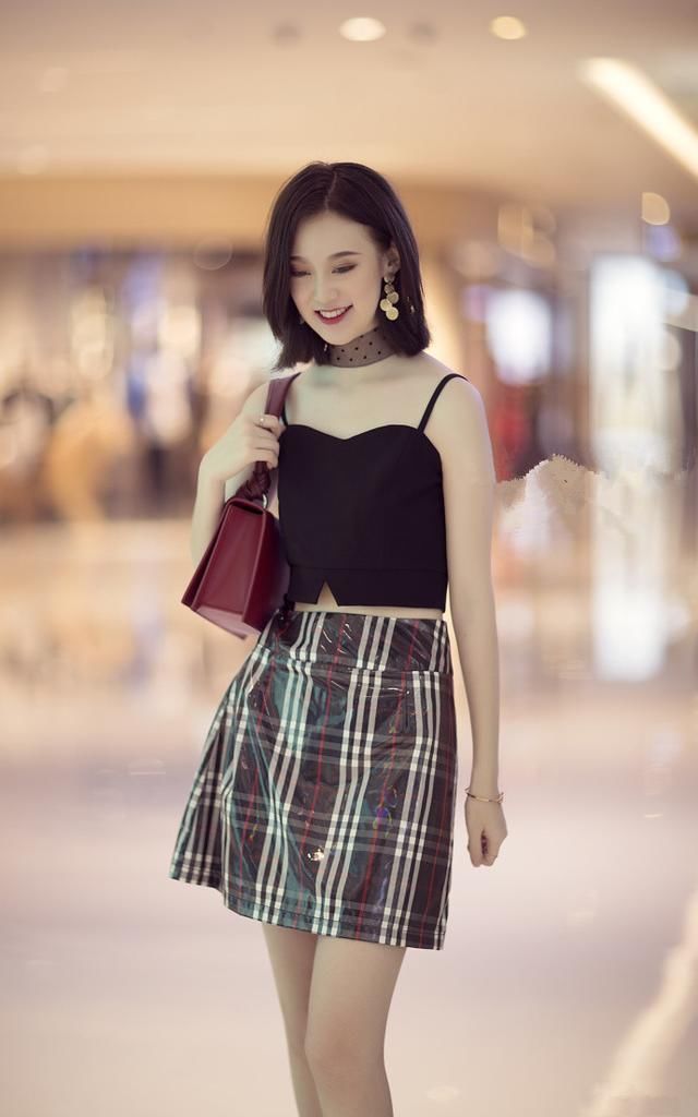 路人街拍，穿爱黑色的小姐姐，气质优雅皮肤白皙，令人赏心悦目