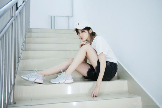 娜扎穿短裤秀大长腿肤白貌美 双手托腮俏皮可爱