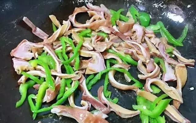  『肉贩』它是猪身上最珍贵的一块肉,肉贩不卖留着自己吃,识货的人抢着买
