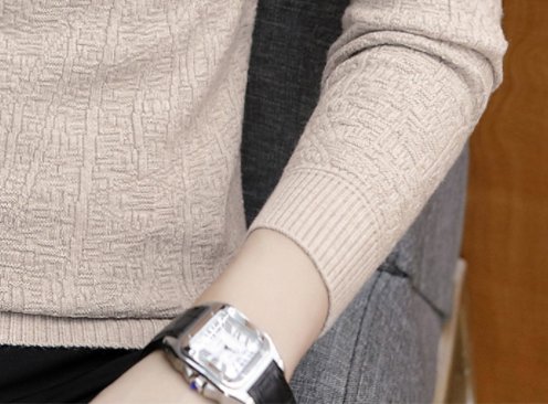 天气慢慢转凉了，这款毛衣是今年特别流行的款式，穿上特别有品味