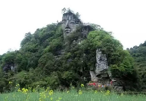 师徒二人各凿了一座大佛，一个名满天下，一个名不见经传！