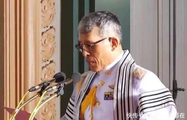  「不见」67岁泰国国王看望灾民，妇女们跪地欢呼，全程不见王后身影