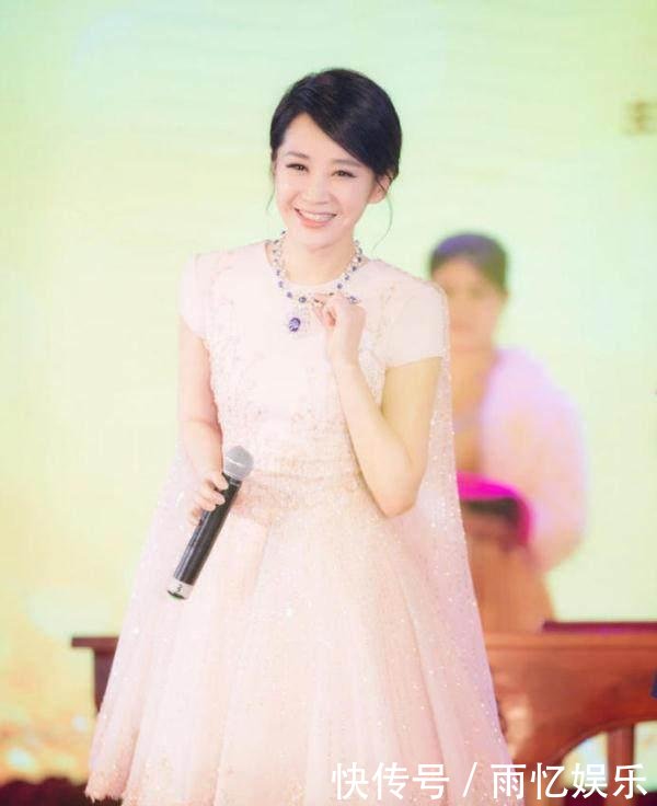 许晴出席活动，穿半露肩百褶裙清纯如少女，真不像快50岁的女人！