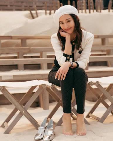 香奈儿时装周“海滩”大秀,马思纯白色丝袜实力抢镜张钧甯马甲线