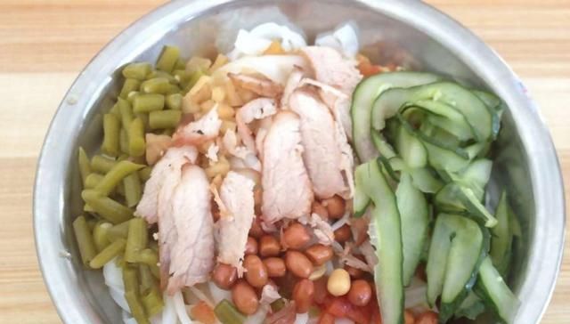  凉拌■夏日午后的凉拌粉，实惠好吃又消暑，在家做简单易做！