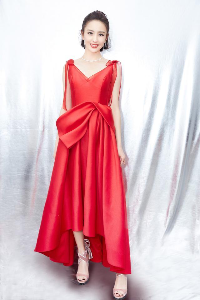 佟丽娅穿错衣服，连体短裤下半身全是“圈”，勒那么紧不疼吗