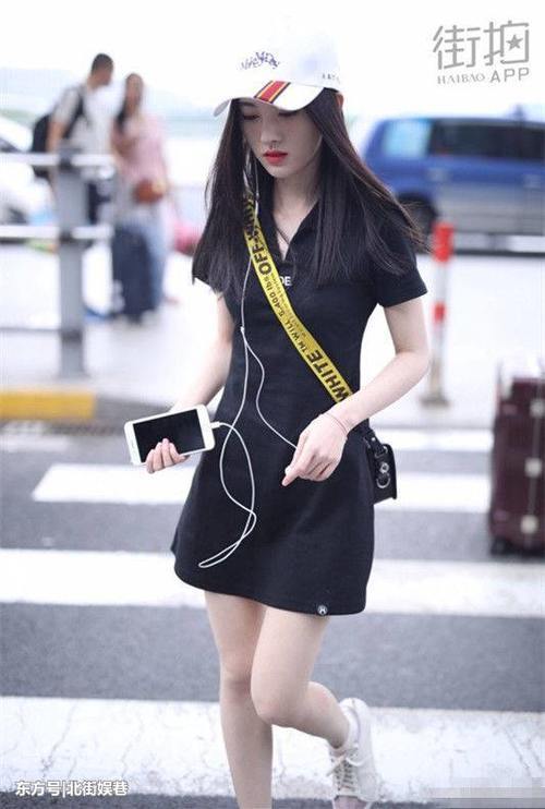 鞠婧祎的腰围细的惊人，这么瘦的收腰裙都穿不满，一般人就算了吧