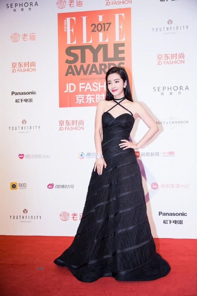 李冰冰裙子开叉到大腿根，竟还敢大步走，网友：真不怕走光吗？