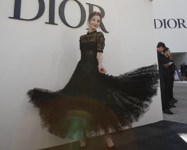 外媒曝光杨颖未修图，粉丝怒赞颜值太争气，王子文直接被完虐